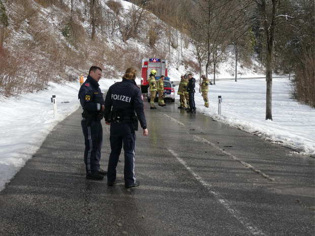 Einsatzkräfte an der Unfallstelle.