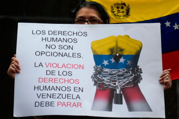 Die Opposition sieht in Venezuela klare Verstöße gegen Menschenrechte. Maduro will keine Hilfslieferungen ins Land lassen.