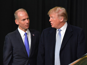 Boeing CEO Dennis Muilenburg versuchte im Gespräch mit Donald Trump, den Schaden wenigstens in den USA abzuwenden.