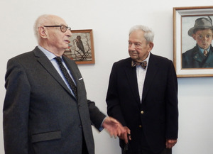 Günther Goller und George Jaeger vor den Gemälden Frederick Jaegers.