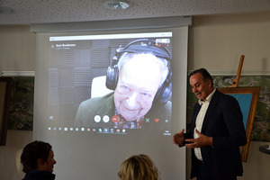 Georg Jäger bzw. George Jaeger, nimmt über Skype an der Präsentation in Sillian teil. Die Bilder seines Vaters kamen als Schenkung nach Osttirol.