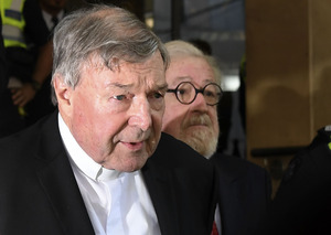 Der frühere Vatikan-Finanzchef George Pell (l.) und sein Anwalt Robert Richter.