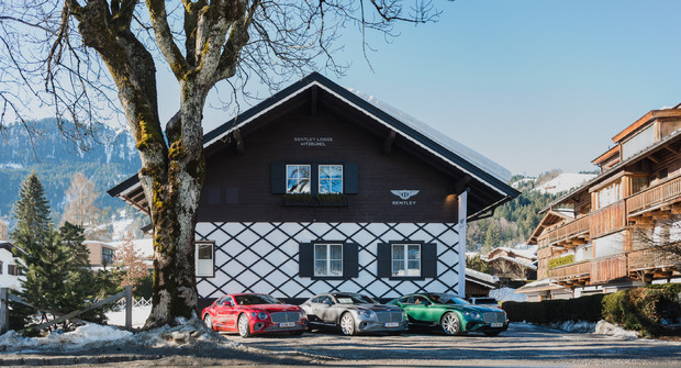 Bentley Lodge: Das ehemalige Forsthaus liegt am Fuße der Streif. Unten: Das Wohnzimmer lädt zum Entspannen ein.