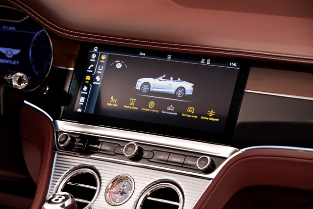 Das revolutionäre Display des neuen Bentleys: Beim Starten dreht sich die Holzarmatur.