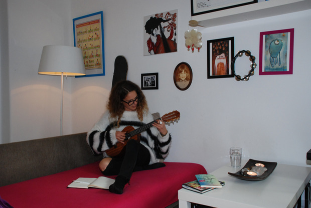 Die Tiroler Sängerin Verena Pötzl, die derzeit gerade in der West Side Story im Tiroler Landestheater zu sehen ist, hat sich das Ukulele-Spielen selbst beigebracht: „Ich liebe das Instrument. Jeder wird fröhlich, wenn er eine Ukulele hört.“