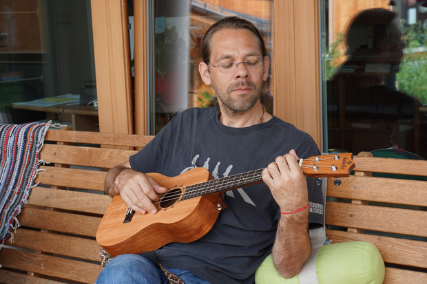 Der Wiener Christof Birkmayer hält am 6. und 7. April einen Aufbaukurs für Ukulele-Anfänger in der Bäckerei in Innsbruck. Nächster Termin für blutige Anfänger: 5. und 6. Oktober. Infos unter <a target="_blank" href="http://www.kulturkollektiv.at">www.kulturkollektiv.at</a> und <a target="_blank" href="http://www.diebaeckerei.at">www.diebaeckerei.at</a>.