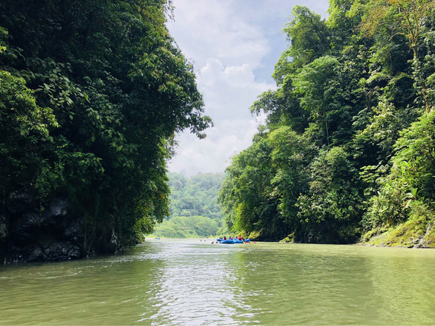 Gemütlich treiben die Boote an diesem idyllischen Abschnitt des Pacuare dahin.