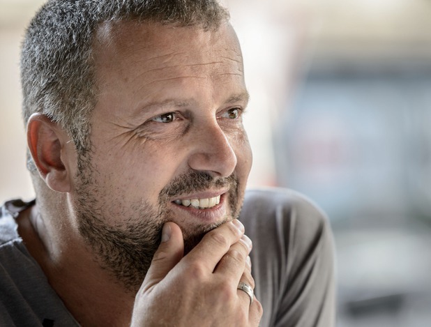 Der Tiroler Bestseller-Autor Bernhard Aichner präsentiert am Freitag sein neues Buch in Wattens.