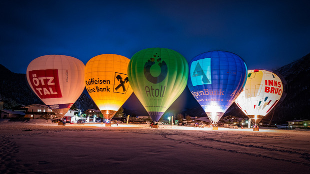 Bei den internationalen Ballontagen Achensee erfreuen zahlreiche bunte Heißluftballone die Zuschauer.