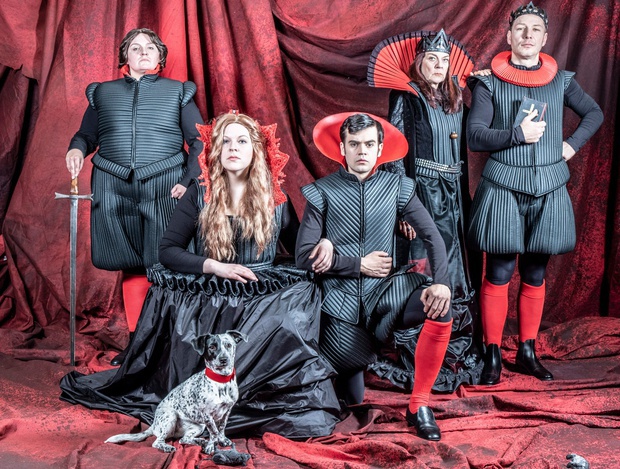 Das Leben Richard III. neu inszeniert von Michael Niavarani.