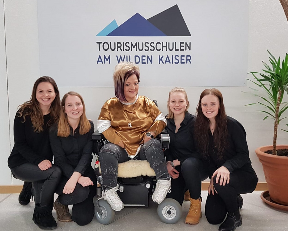 Lea, Emelie, Laura und Laura (von links) sprachen mit Marianne Hengl (M.) über barrierefreien Tourismus.