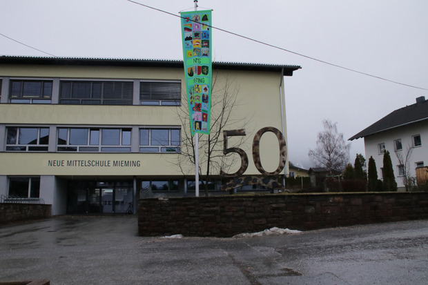 Dass die NMS Mieming ihren 50er feiert, ist bereits am Eingang sichtbar.