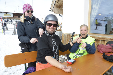 Tobjörn Svensson mit Sofia Lundin (l.) und Lena Bellman. Sofia „ersetzt“ seine Sehkraft, indem sie mit Zeichen auf seinem Rücken mitteilt, was um ihn herum passiert. Lena „übersetzt“ das Gesprochene des Gegenübers mit Handzeichen, die Tobjörn erspürt.