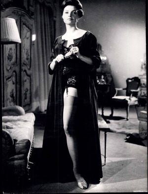 Die 32-Jährige Nadja Tiller bei Dreharbeiten zum Film „Affäre Nina B.“ (1961) im Studio de Boulogne in Paris.