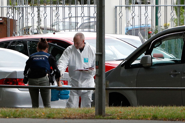 Forensiker vor der Masjid-al-Noor-Moschee in Christchurch.