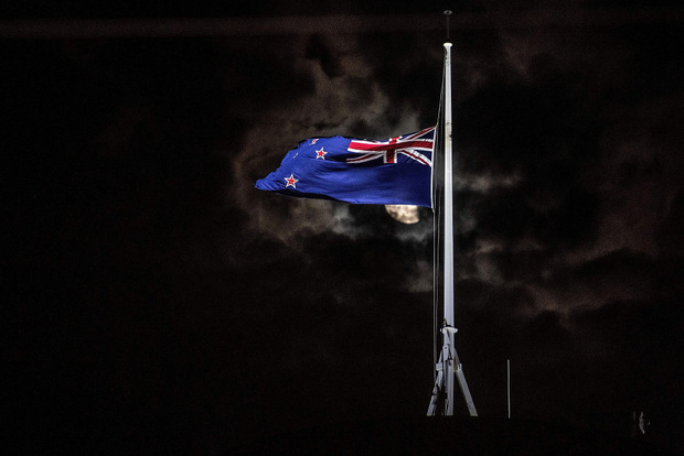 Die Flagge am Parlamentsgebäude in Wellington ist auf Halbmast gesetzt.