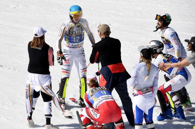 Für Felix Neureuther gab es im Ziel eine Sektdusche.