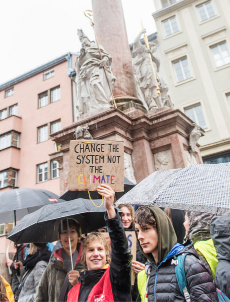Vor der Annasäule demonstrierende Jugendliche.