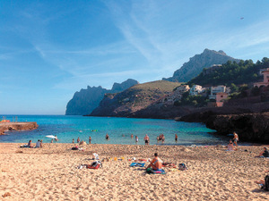 Nach der Radtour lockt die Abkühlung am Strand von Sant Vincenç.