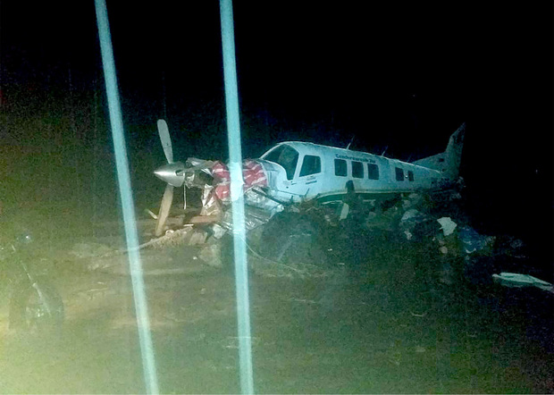 Ein Flugzeug, das von den Wassermassen mitgerissen wurde.