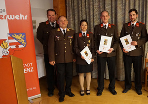Christina Gruber, Manuel Marischka und Patrick Reinisch (r.) mit den Beförderungsurkunden.