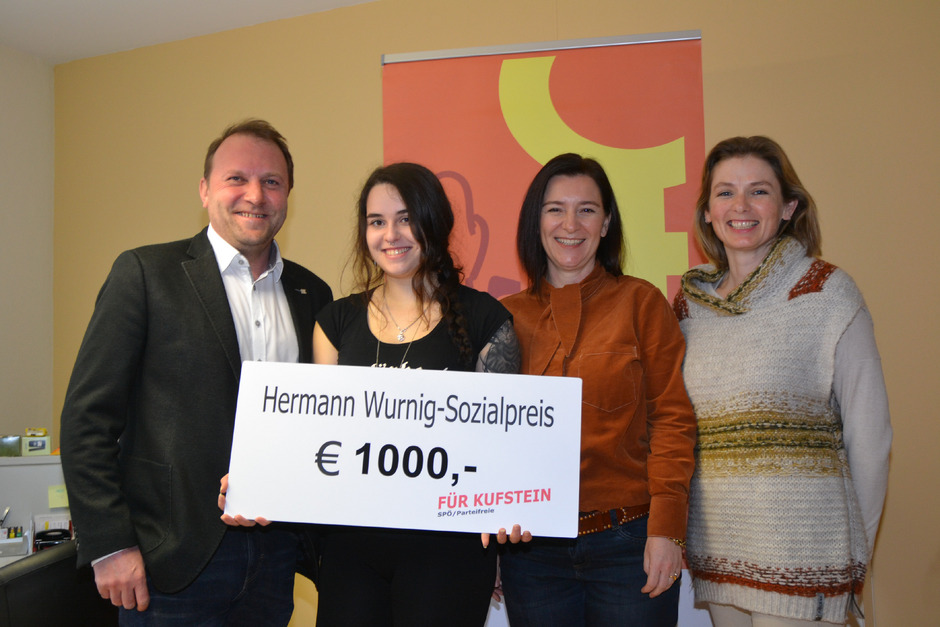 Alexander Gfäller-Einsank und Sharon Wurnig übergaben an Christine Wright-Kainer und Brigitte Winkler (v. l.) von Evita den Sozialpreis