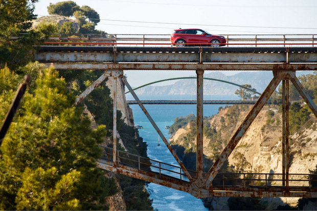 Auf einer Eisenbahnbrücke überquert der neue Range Rover Evoque den Kanal von Korinth.