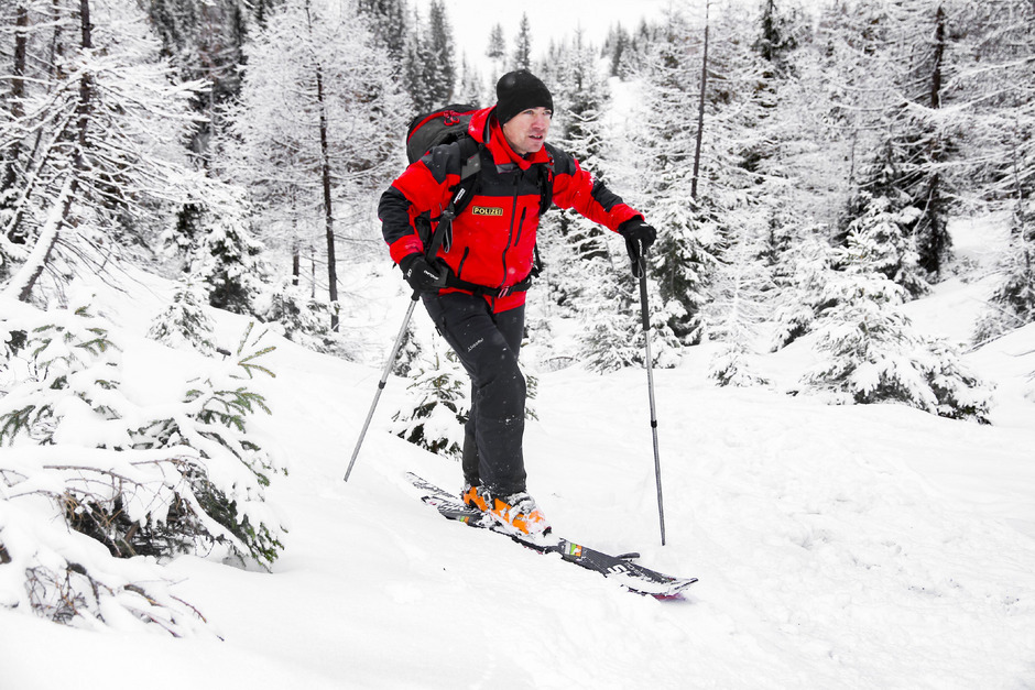 Servus TV begleitet Alpinpolizisten bei ihrer Arbeit – unter anderem auch im Paznauner Skiort Ischgl.