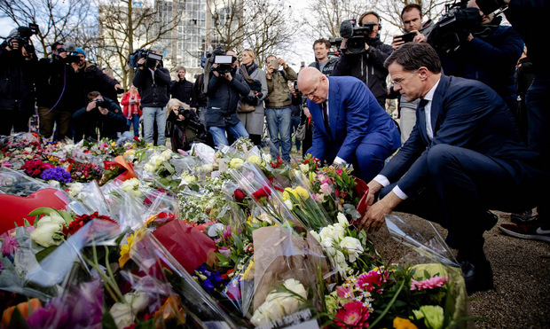 Premier Rutte und Justizminister Grapperhaus legen Blumen nieder.
