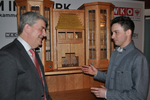 Dass fundierte Ausbildung Grundstein für solide Facharbeit ist, demonstrierte der Pinswanger Tischlermeister Armin Kofler (r.) mit dem Meisterstück „Goldenes Dachl“ dem beeindruckten Festredner Hannes Missethon.