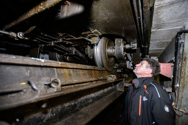 Jeden Morgen, bevor er losfährt, überprüft er die Räder, Schläuche und Türen „seiner“ Bahn.