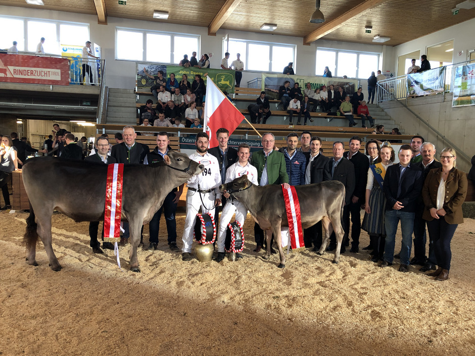 Bundessieger Simon Geisler (r.) und Vizemeister Lukas Hirschhuber (l.) mit ihren Rindern beim Bundesjungzüchter-Championat.