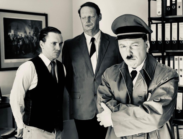Die Theateradaption des Bestsellers "Er ist wieder da", kann am Freitag im Westbahntheater erlebt werden.