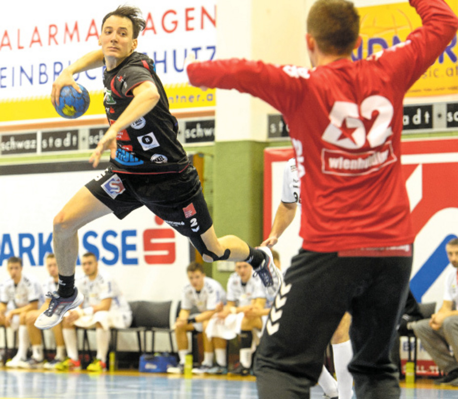 Handball-Tirol-Kapitän Alex Wanitschek (l.) will morgen im Heimkracher gegen die Fivers punkten.