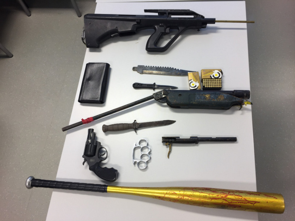 Die Beamten fanden bei dem 20-Jährigen diverse Waffen und Drogen.