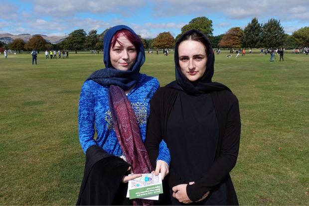 Auch die Schwestern Madison und Sophie Hider setzten ein Zeichen der Solidarität mit den Muslimen in Christchurch.