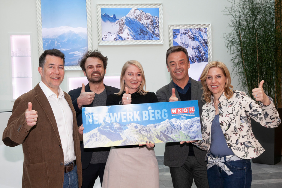 Referenten: Martin Schnitzer (Uni Innsbruck), Michael Steingress (More than metrics), Gremialgeschäftsführerin Karolina Holaus, Ralf Roth (Uni Köln) Katrin Brugger (WK-Obfrau Sporthandel) (v. l.).