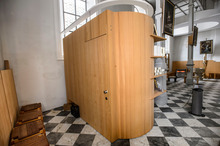 Die Kaltenbrunner Kirche bietet einen barrierefreien Beichtstuhl.