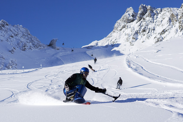 Beim Monoski sitzt der Sportler in einer Schale, die für seinen Körper angepasst wurde.
