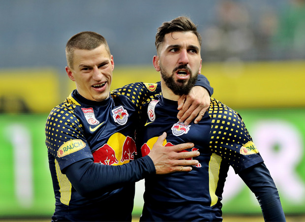 Aus Salzburger Kollegen werden am Sonntag für 90 Minuten Länderspiel-Gegner – Stefan Lainer (l.) trifft auf Torjäger Munas Dabbur.