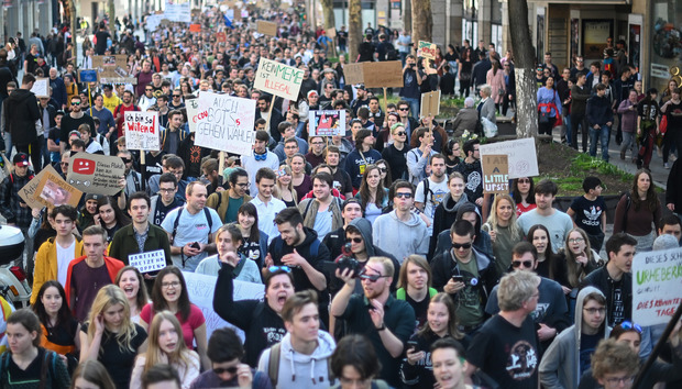 Auch in Stuttgart waren am Samstag Tausende auf den Straßen, um gegen die Urheberrechtsreform zu demonstrieren. Sie verlangen vor allem eine Streichung des Artikels 13, der Upload-Filter notwendig machen würde.