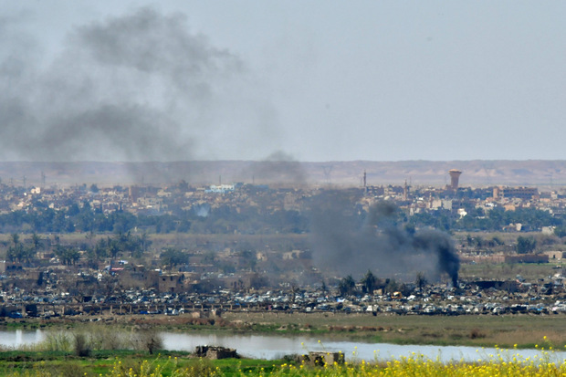 Aufsteigender Rauch in der letzten IS-Bastion Baghus in Syrien.