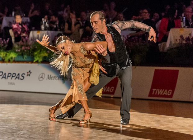 Krönender Abschluss im Congress Innsbruck: Die neunfachen Weltmeister Riccardo Cocchi und Yulia Zagoruychenko (beide starten für die USA) begeisterten mit ihrer Rumba die Fans im ausverkauften Saal Tirol.