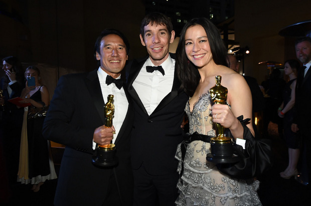 Die Dokumentarfilmer Jimmy Chin, Elizabeth Chai Vasarhelyi mit ihrem Protagonisten nach dem Gewinn des Oscars.
