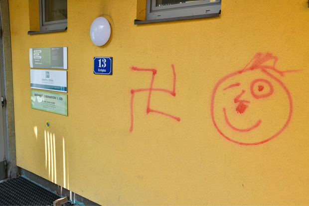 Auch andere Fassaden wurde mit Graffitis besprüht.