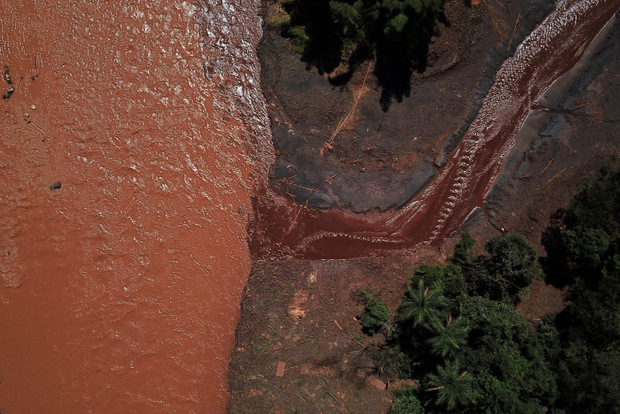 Der rote Schlamm hat das Tal überschwemmt.
