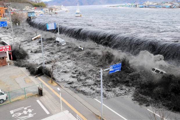 Nach einem Erdbeben rollte im März 2011 ein Tsunami über die japanisch Küstenregion und riss mehr als 18.000 Menschen in den Tod.