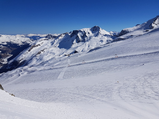 Ein interessanter Kontrast zur restlichen Tour: der Blick aufs Skigebiet Hintertuxer Gletscher.