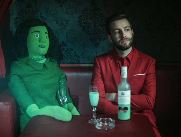 Josh. versucht seinen Erfolgskurs nach "Cordula Grün" mit weiteren Songs "Von Mädchen und Farben" fortzusetzen.