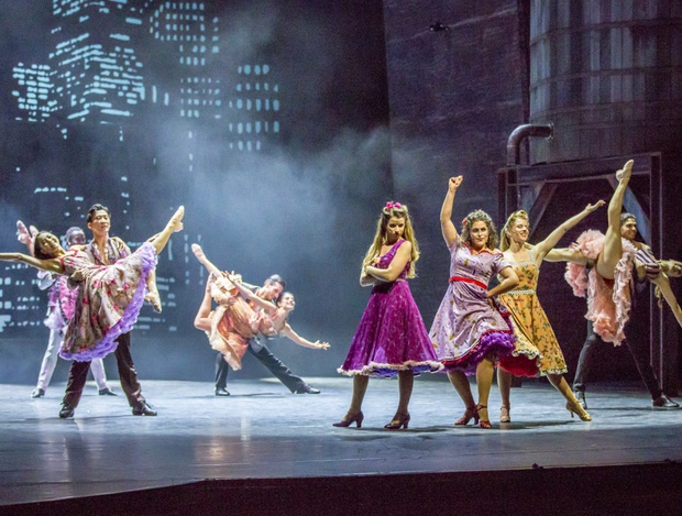 Das berühmte Musical um die Rivalität der Shark und Jets, "West Side Story" ist am Freitag im Landestheater zu sehen.